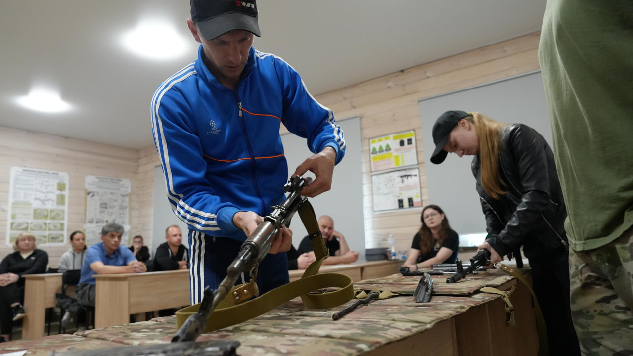 Такмед, стрільба, БПЛА та самозахист: на Житомирщині проводять підготовку цивільних до національного спротиву